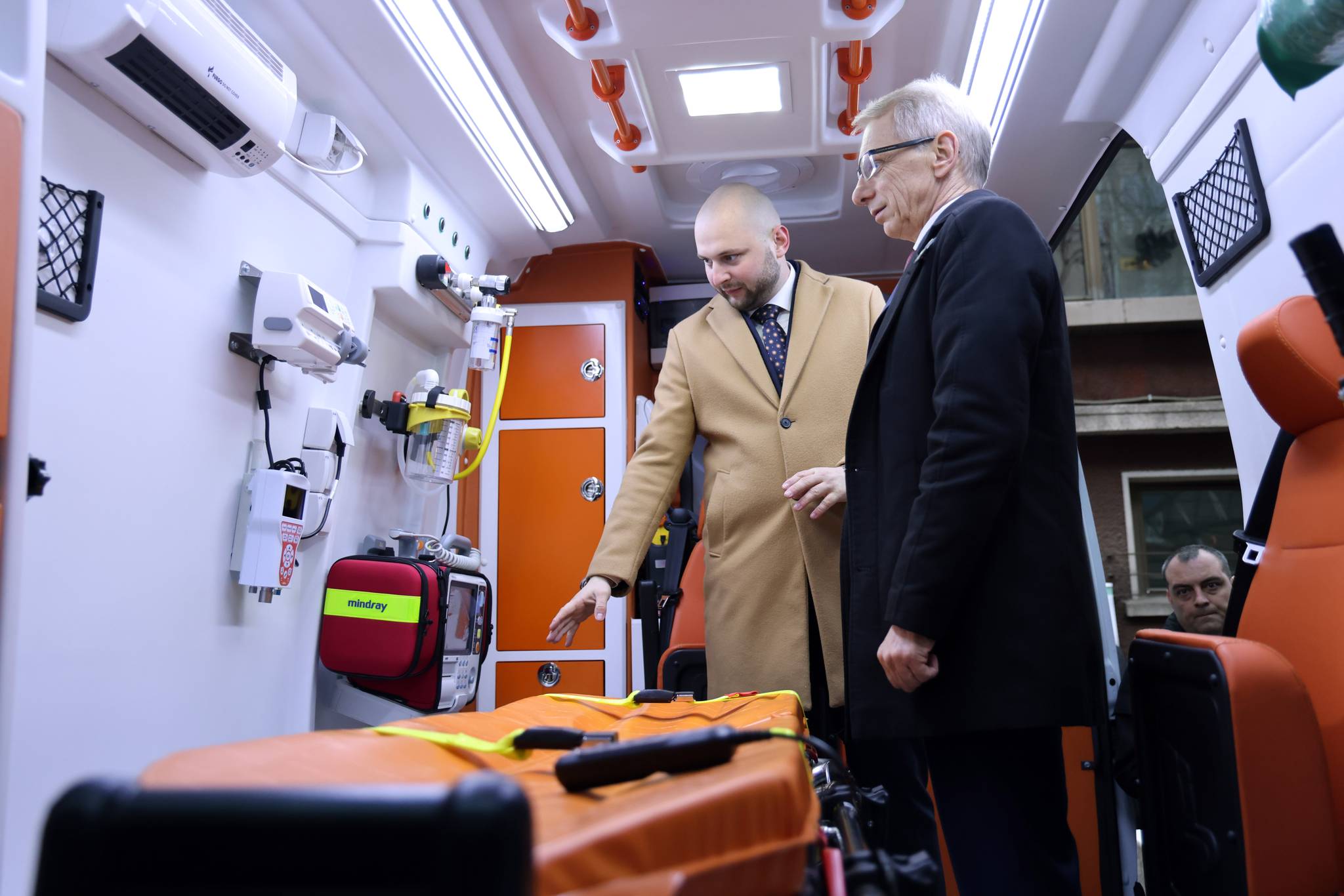 Премиерът Денков връчи ключовете на първите 5 линейки с повишена проходимост за нуждите на Спешна помощ